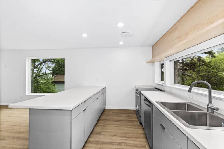 1432_N_8th_Ave_E_034