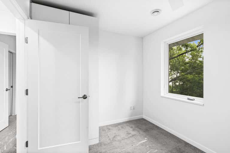 1432_N_8th_Ave_E_065